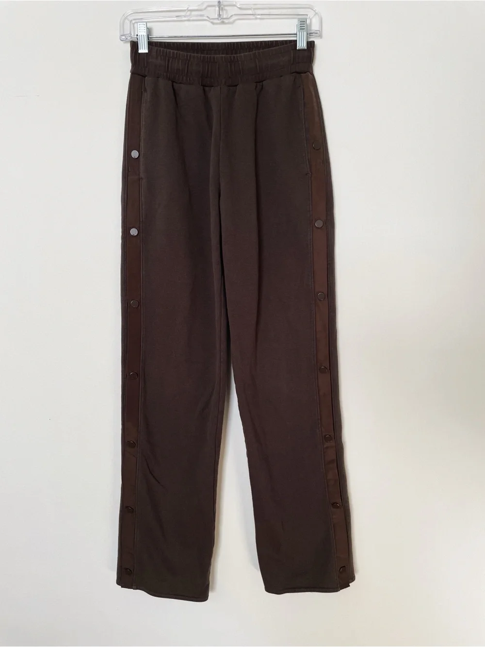 Alo courtside tear away snap pants sweats sweat pants chocolate brown stripe XS